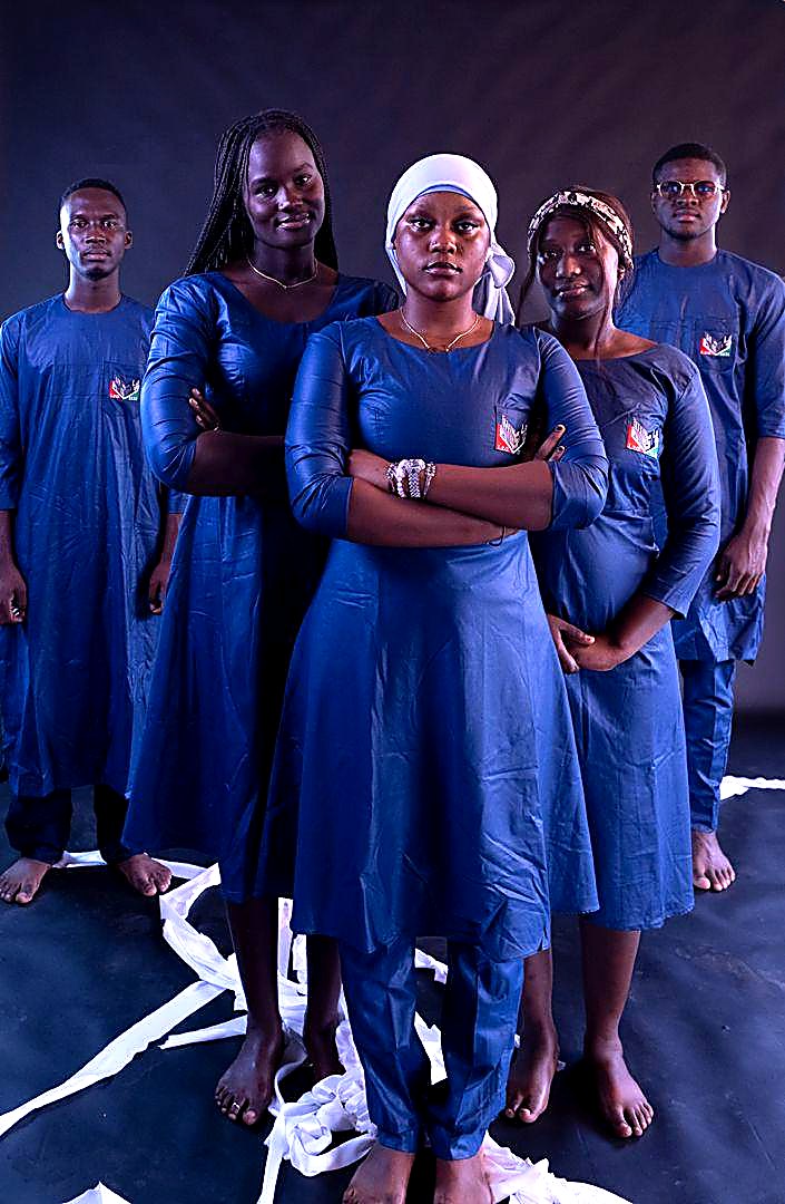 Promotion d'étudiants du Groupe IPG-ISTI en tenue institutionnelle